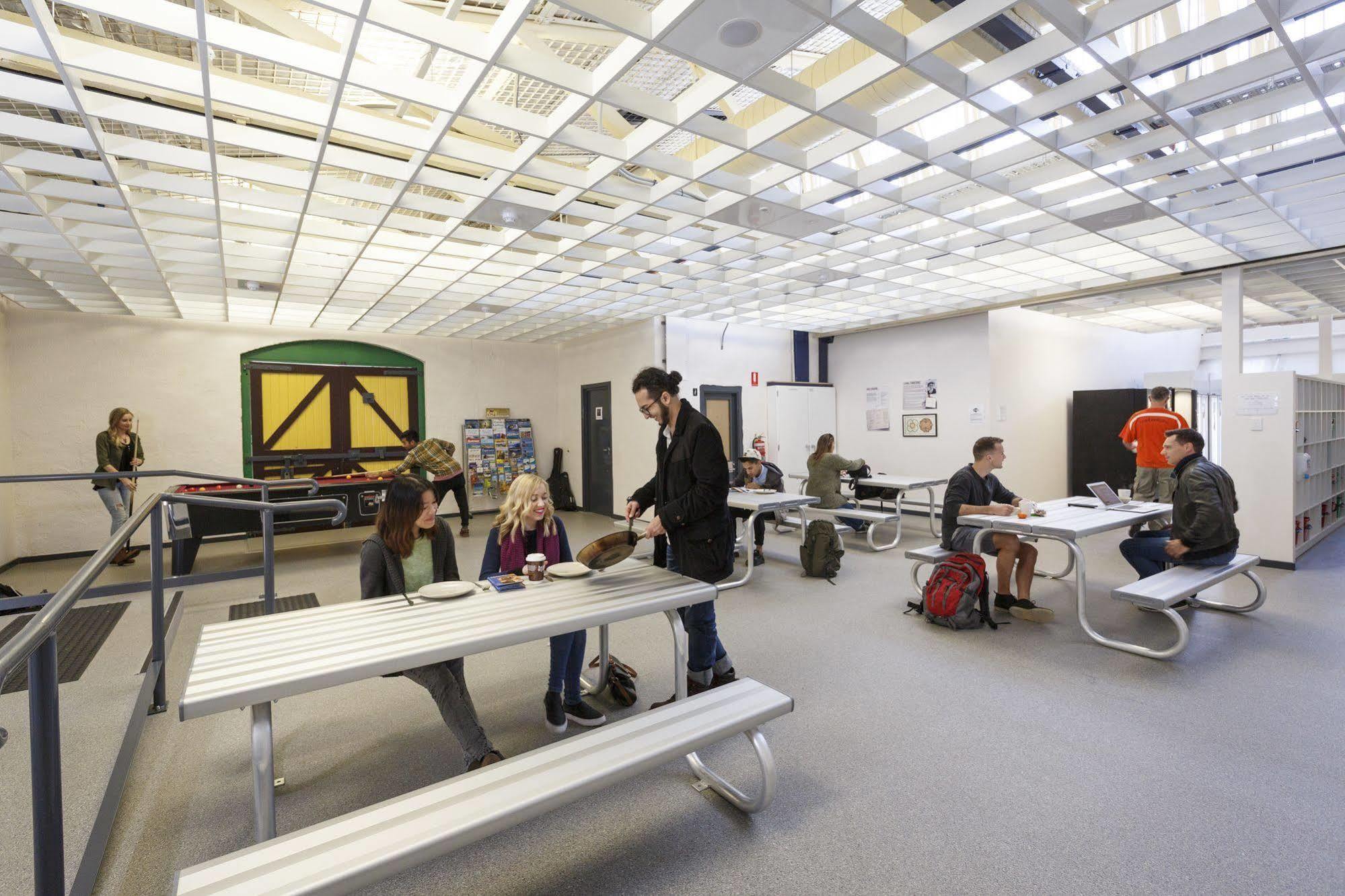 Yha Prison Hostel *